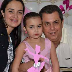 Maria Luiza comemora aniversário com festa