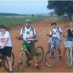 Equipe “Sou + Bike” realiza trilha pela região