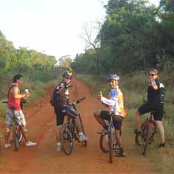 Equipe “Sou + Bike” realiza trilha pela região