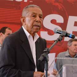 Orlandinho recebe homenagem do Sesi