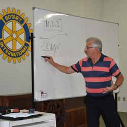 Professor ministra palestra aos alunos do CARA