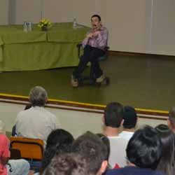 Lucas Dantas emociona público em palestra