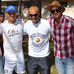 Éder e Mirandinha reúnem amigos para jogo