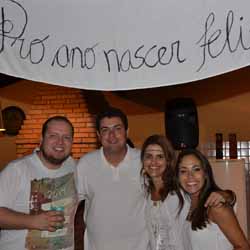 Ana Carolina recebe amigos para chegada de 2014
