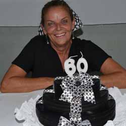 Maria Eugênia ganha festa surpresa