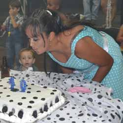 Helenice Ferreira completa 40 anos com festa