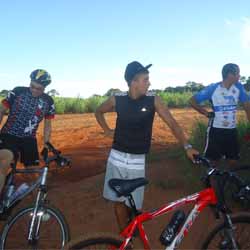 Equipe “Sou + Bike” realiza trilha pela região