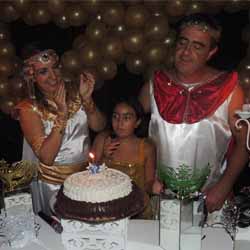 Com festa à fantasia, Laísa comemora aniversário