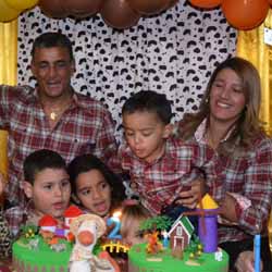 Rubinho apaga 2ª velinha em festa