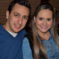 Gente bonita prestigia o Hippo Grill em Assis