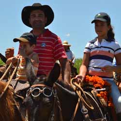 Cavalgada reúne dezenas de pessoas