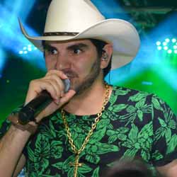 Com casa lotada, show de Loubet é sucesso