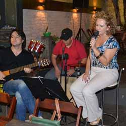Thaís e Tiago se apresentam no Nakaza Hippo Pizza