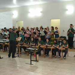 Lyra e Grande Coral realizam show