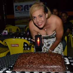 Renata Esterque faz aniversárario, e comemora.