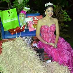 Com festa, Carol comemora seus 15 anos