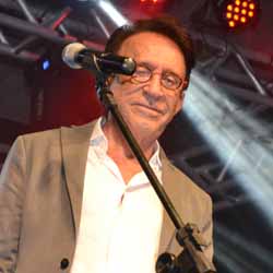 Moacir Franco faz show no Clube 3ª Idade