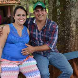 Alexandre e Larissa reúne amigos em Skol Fralda