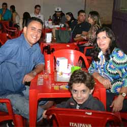 Casais se reúnem na Bellas Esfihas