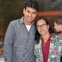 Lucas festeja seus 14 anos com rodada de pizzas