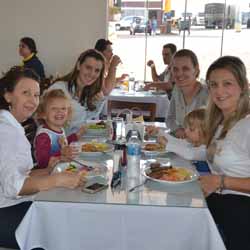 Diversas famílias prestigiam o Restaurante Brumado