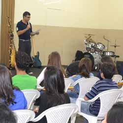 Encontro de Jovem na Igreja da Comunhão