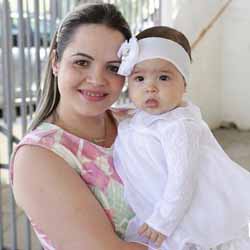 Alícia recebe o sacramento do batismo