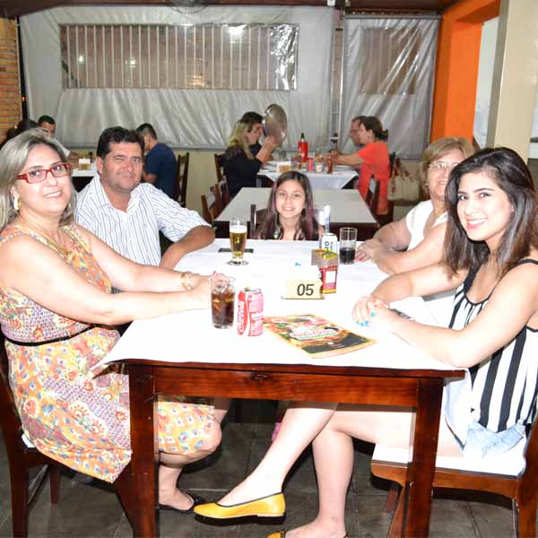 Galera saboreia as delícias da Dom Pepe