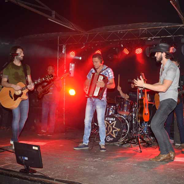 João Lucas e Pedro anima o Rancho Show Bar