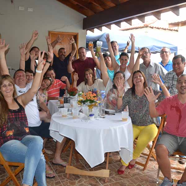 Danielle e Alexandre recepcionam amigos para festa