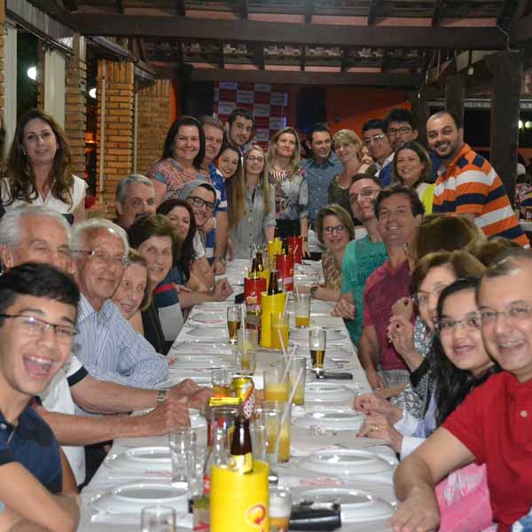 Dupla Henrique e Josué anima noite na Dom Pepe