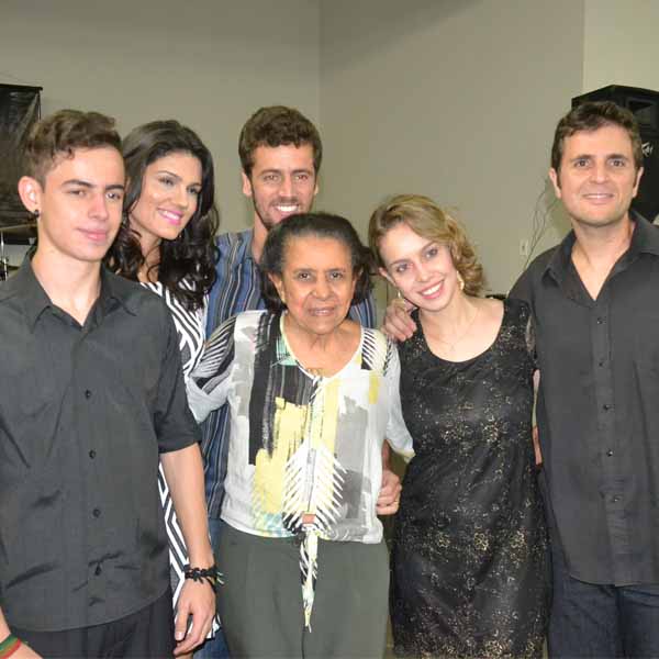 Dnª Maria Tereza recebe festa surpresa
