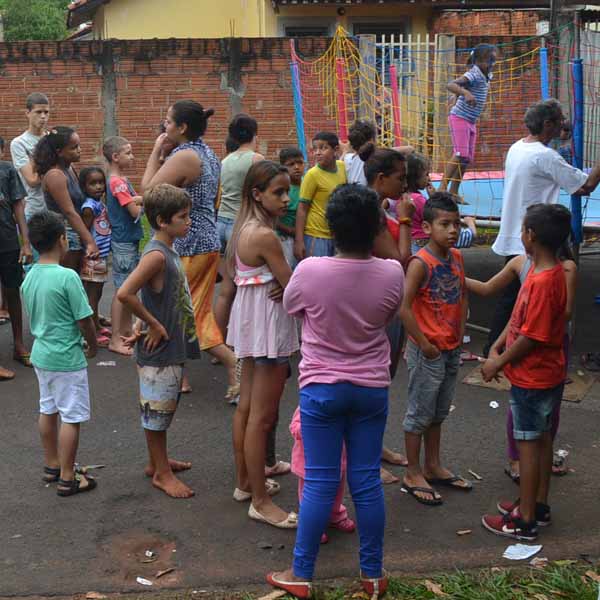 Crianças comemoram seu dia na Pç. Pascoal Matheus