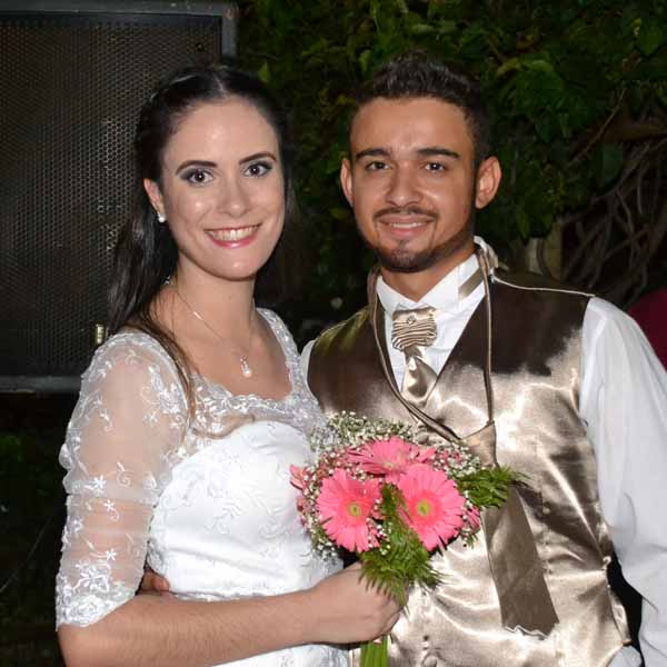 Monique e Matheus comemoram união