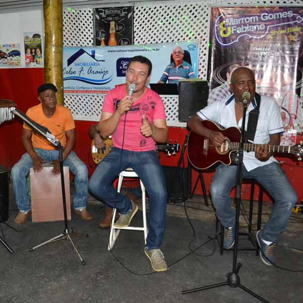 Dupla Marrom Gomes e Fabiano anima noite