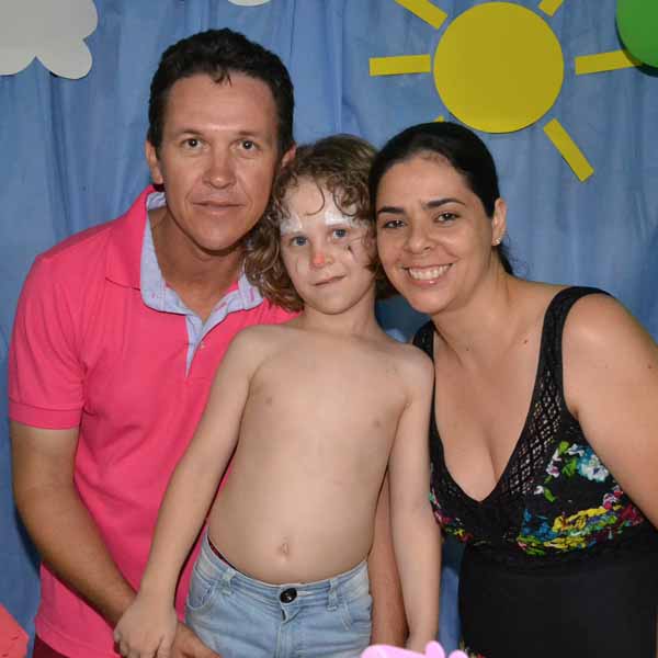 Davi Moreira apaga velinhas e comemora