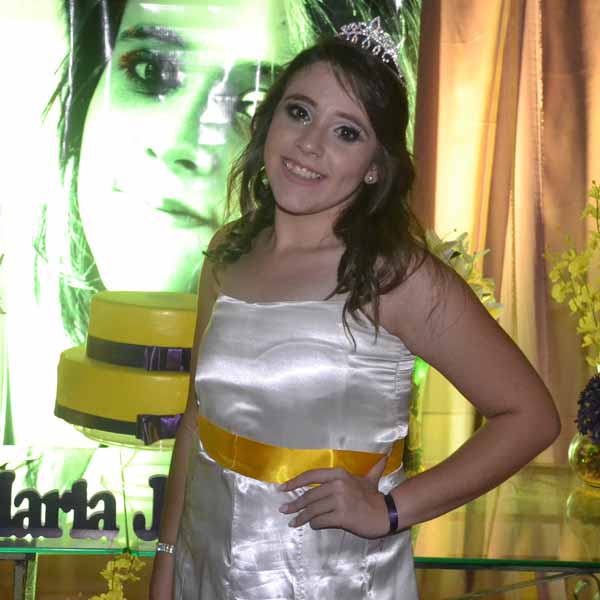 Com festa, Maria Julia comemora seus 15 anos