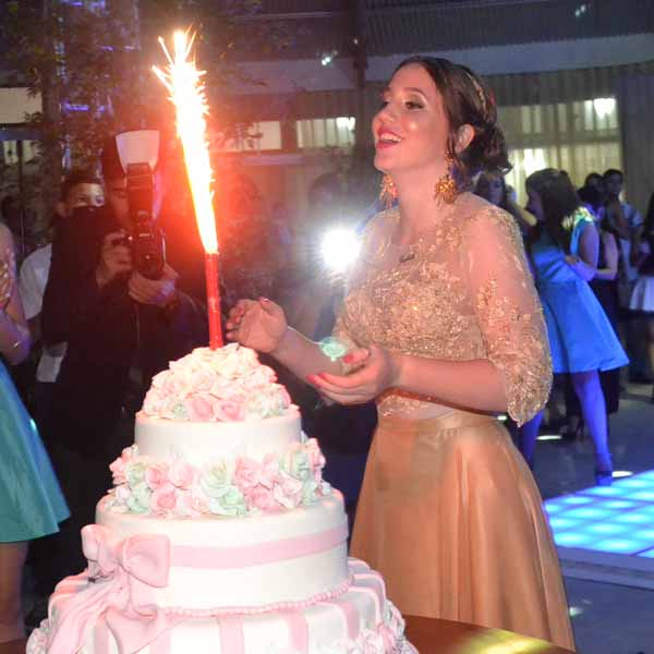 Raphaela comemora 15 anos com super festa