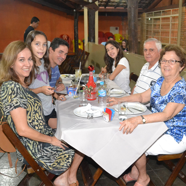 Kadu Acústico anima galera na Dom Pepe