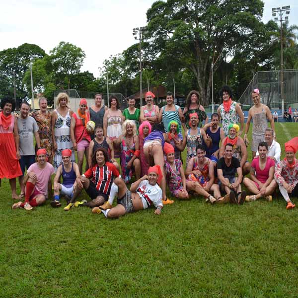 Jogadores se vestem de mulher para jogo