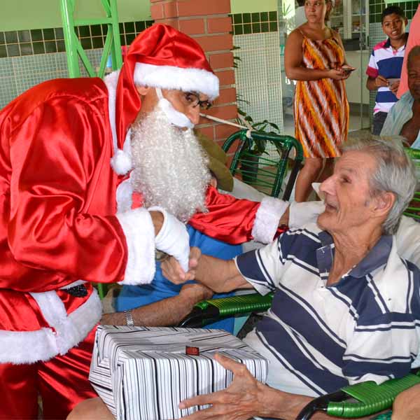 Lar dos Idosos recebe Papai Noel