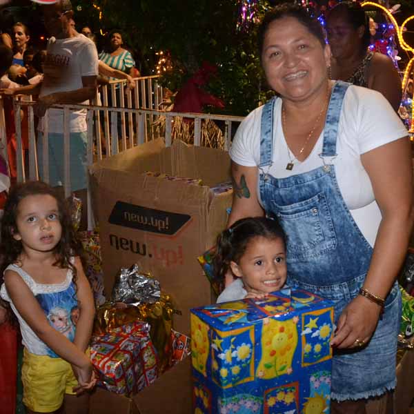 Crianças da Praça do Lapa recebem presentes