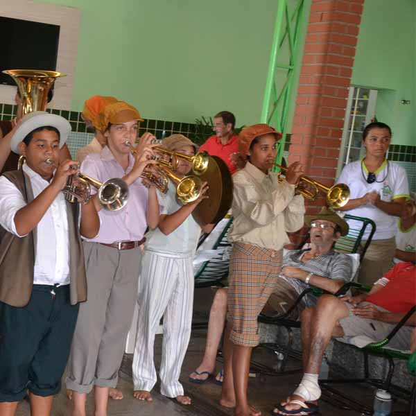 Peça de teatro de apresenta no Lar dos Idosos