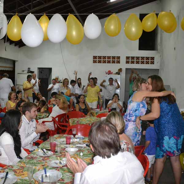 Família Mattos e amigos celebram chegada novo ano