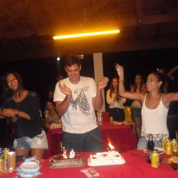Amigos celebram aniversário edespedida de Fernanda
