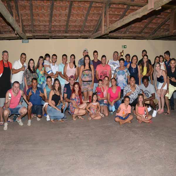 Amigos realizam confraternização naChácara do Éder