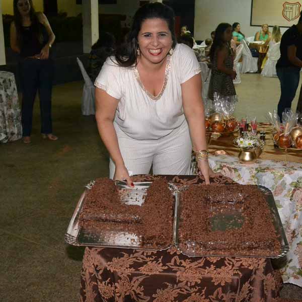 Adriana Mourão ganha festa surpresa