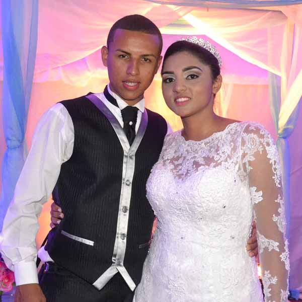 Ester e Maiccom comemoram a união