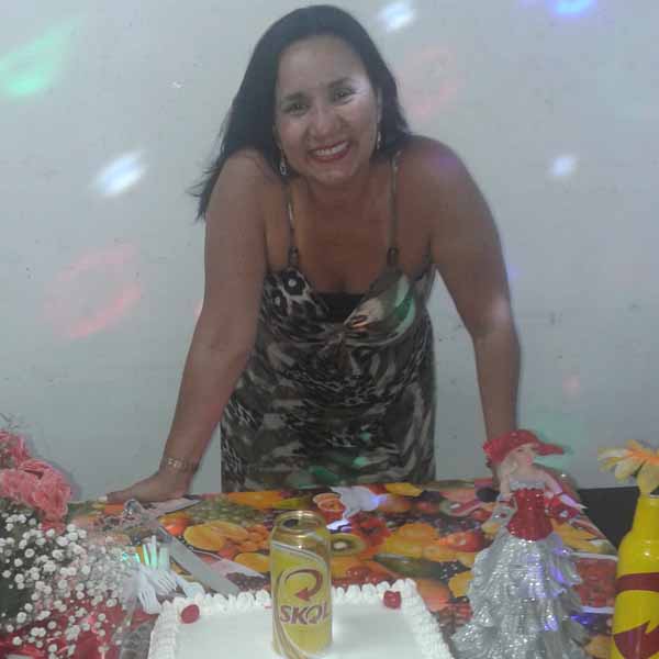 Com muita diversão, Lucilene comemora mais um ano