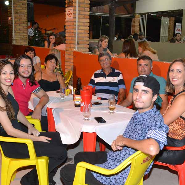 Banda Top Três anima galera da Dom Pepe Pizzaria